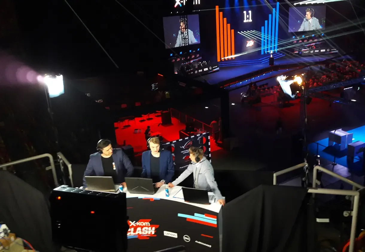 Studio gali na żywo z ekranami LED i oświetleniem sceny